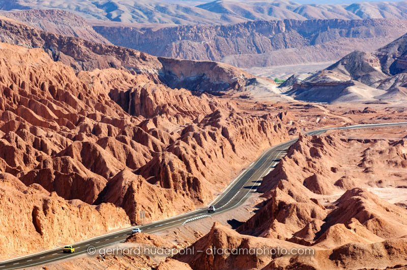 Main asphalt road crossing Valle de la Luna or Moon Valley near San Pedro de Atacama (D2X4247.jpg) Main asphalt road crossing Valle de la Luna or Moon Valley near San Pedro de Atacama (D2X4247.jpg)