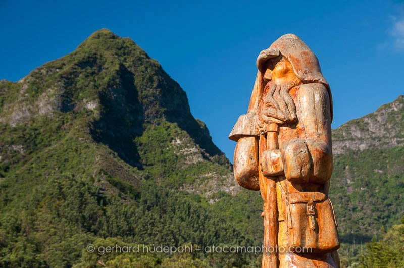 Wooden Robinson Crusoe Statue at San Juan Bautista, Robinson Crusoe Island
